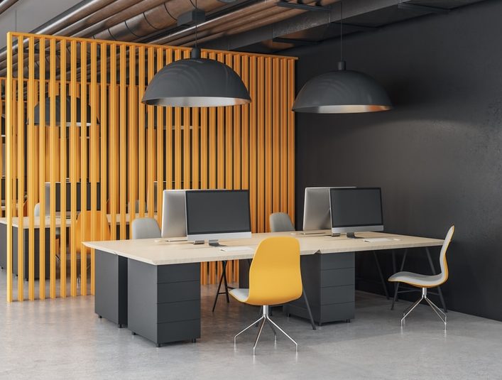 Salle de bureau avec ordinateurs et mur jaune