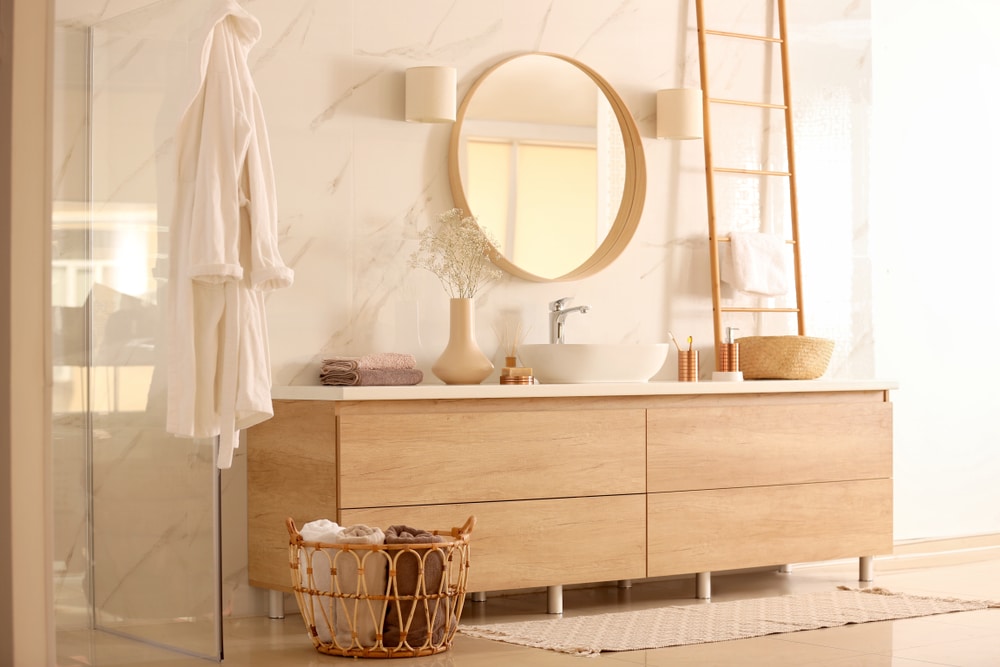 Décoration moderne de la salle de bains avec miroir design et évier de bateau