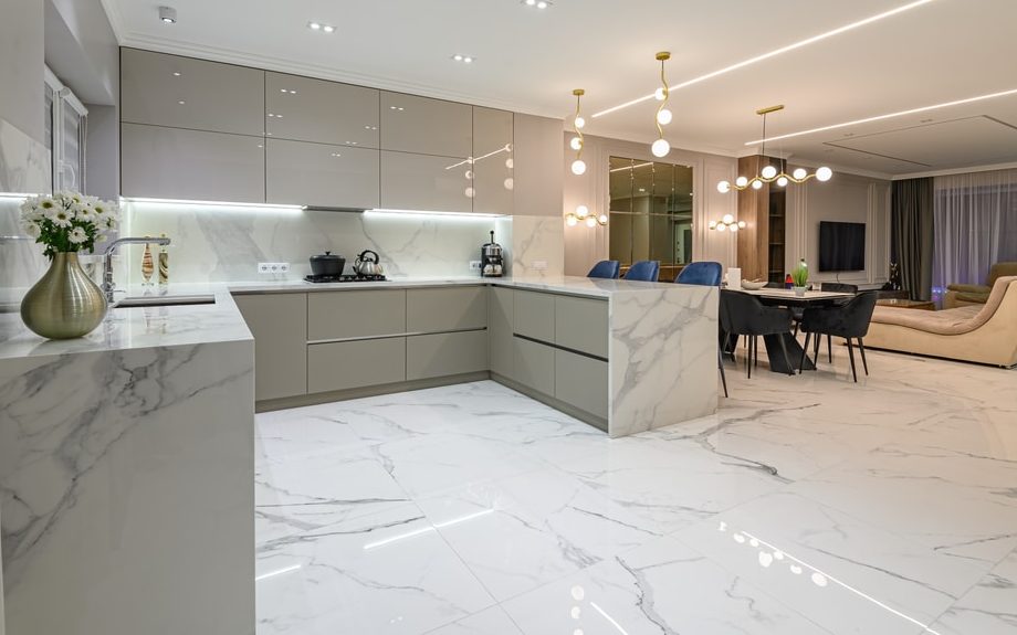 cuisine et salon en marbre blanc brillant
